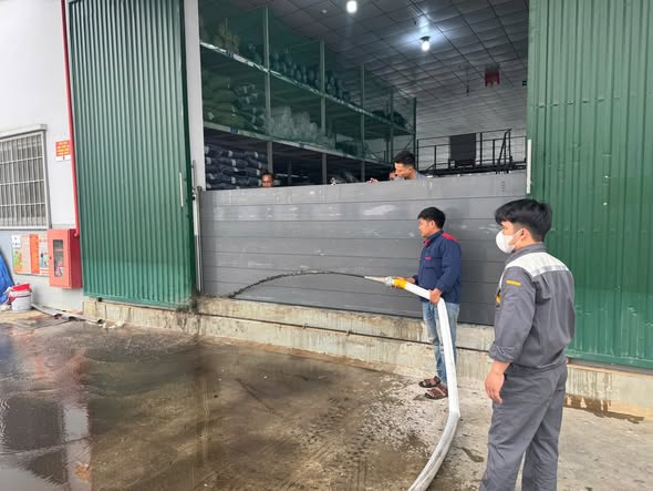 Cửa chống ngập nhà xưởng được thử nước sau lắp đặt